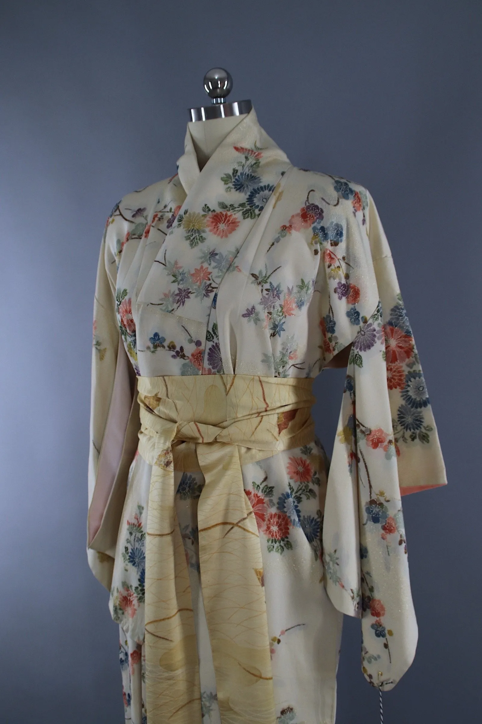 1950s Vintage Silk Kimono Robe / Ivory Metalic Floral OMESHI URUSHI Embroidery